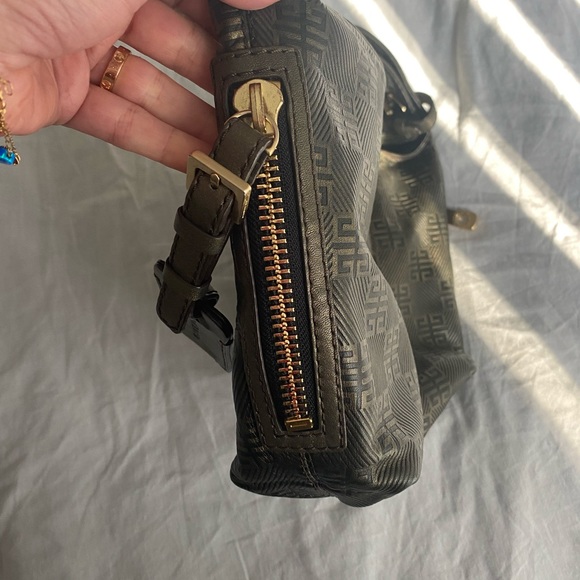 Givenchy purse used a hand full time only - Picture 4 of 4